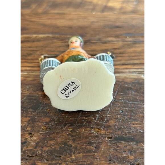 OWell Christmas Village Farmer Figurine Carrying Milk Jugs Pitchers Retired Coll - Picture 6 of 6